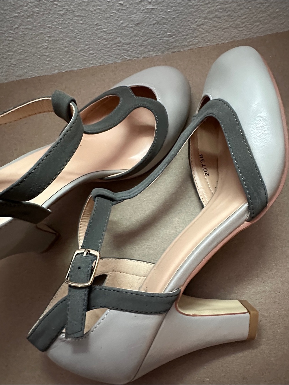 Classic Two-Tone T-Strap Women's Heels in Light and Dark Gray Size 7 - Picture 8 of 10